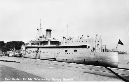 Aan de kade van de Rijkswerf